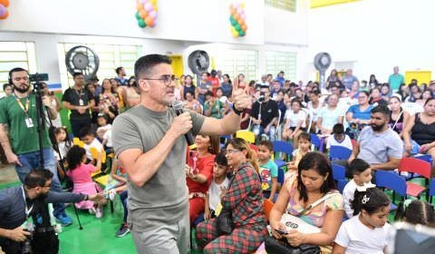 Em reinauguração da 304ª escola, prefeito David Almeida faz apelos aos pais