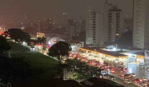 Estudante de 13 anos para ônibus escolar após motorista passar mal e salva a vida dos colegas; veja vídeo