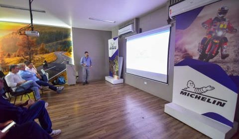 Governo do Amazonas reforça parceria com empresa Michelin para incentivo à produção de borracha nativa da região