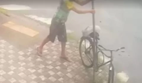 Homem arranca poste para roubar bicicleta no litoral; veja vídeo