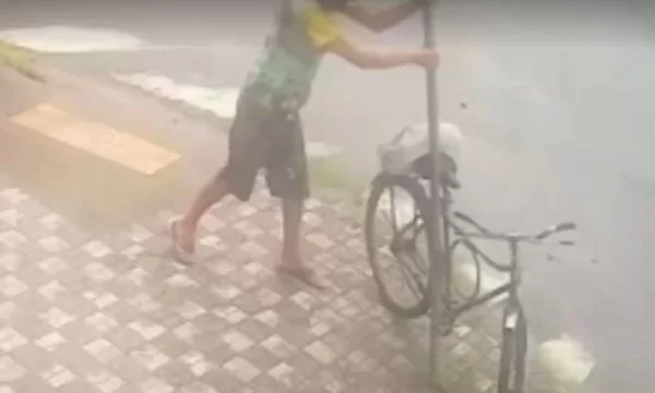 Homem arranca poste para roubar bicicleta no litoral; veja vídeo