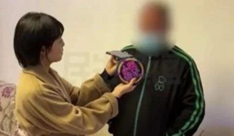 Homem descobre que mulher com quem namorava online há um ano era a esposa do melhor amigo