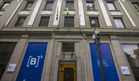 Ibovespa opera em queda, corrigindo ganhos de pregões anteriores; dólar cai