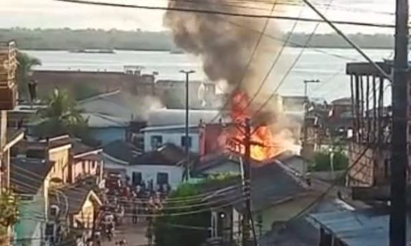 Incêndio: casa pega fogo em Tefé; vídeo