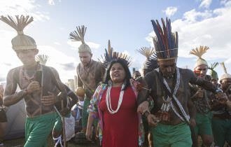 Indígenas chegam em Brasília para o Acampamento Terra Livre