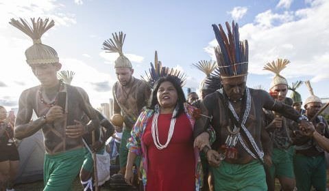 Indígenas chegam em Brasília para o Acampamento Terra Livre