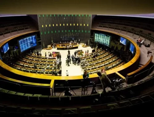 Câmara pode votar projetos sobre aposentadoria compulsória, transparência de gastos e crimes sexuais com uso de IA