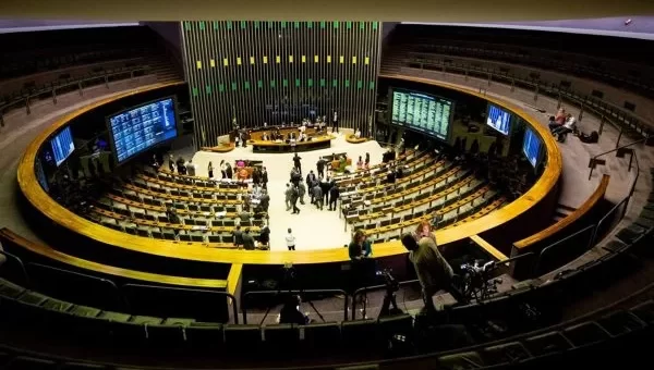 Câmara pode votar projetos sobre aposentadoria compulsória, transparência de gastos e crimes sexuais com uso de IA