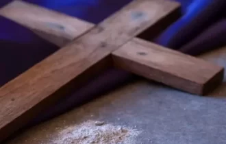 Marido agride mulher com crucifixo de madeira