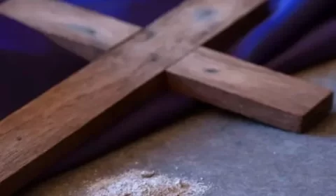 Marido agride mulher com crucifixo de madeira