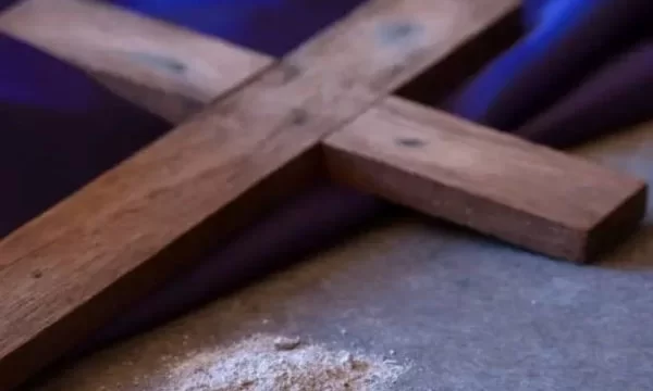 Marido agride mulher com crucifixo de madeira