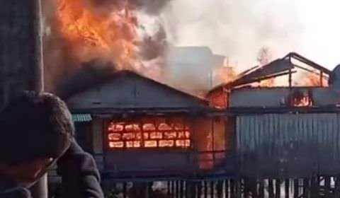 Moradores temem incêndio maior, após casa de madeira pegar fogo em Tefé; vídeo