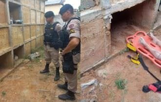 Mulher é resgatada de túmulo após ser enterrada viva