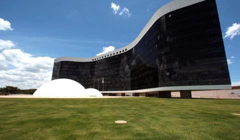 PGE pede que Bolsonaro se torne inelegível por mentiras sobre urnas