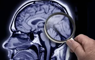 Síndrome de Tourette: veja as causas e sintomas para a doença marcada por tiques