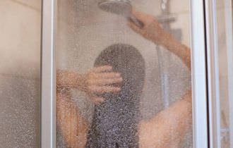 Tomar vento gelado após um banho quente pode 'entortar' o rosto?
