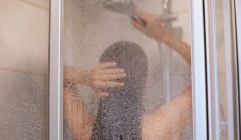 Tomar vento gelado após um banho quente pode 'entortar' o rosto?