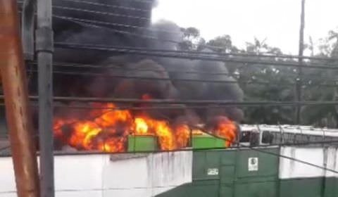 URGENTE: ônibus da empresa Via Verde pegam fogo em Manaus