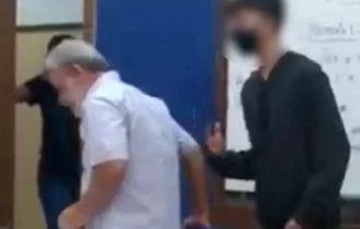 Vídeo: aluno puxa cadeira de professor e o ameaça em escola