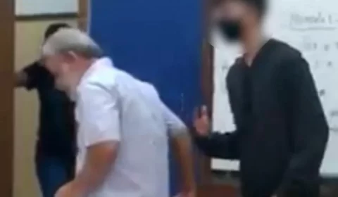 Vídeo: aluno puxa cadeira de professor e o ameaça em escola