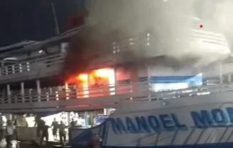 Vídeo: Barco Manoel Monteiro pega fogo no Porto da Manaus Moderna