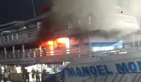 Vídeo: Barco Manoel Monteiro pega fogo no Porto da Manaus Moderna