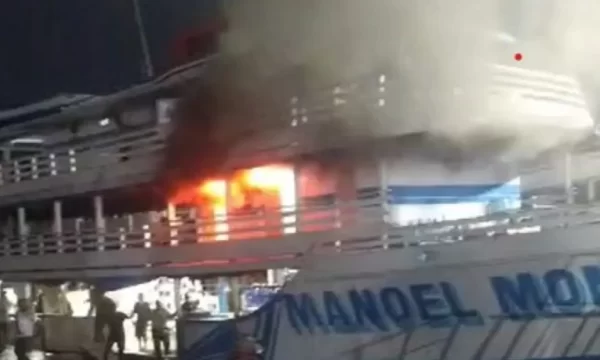 Vídeo: Barco Manoel Monteiro pega fogo no Porto da Manaus Moderna