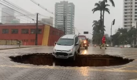 Vídeo: cratera quase “engole” carro em rua