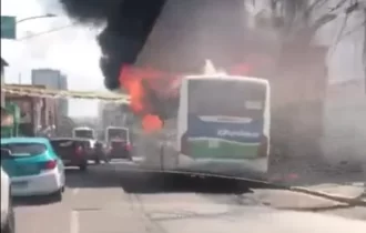 Vídeo: homem ateia fogo em ônibus e fere mulher e criança
