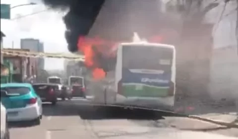 Vídeo: homem ateia fogo em ônibus e fere mulher e criança