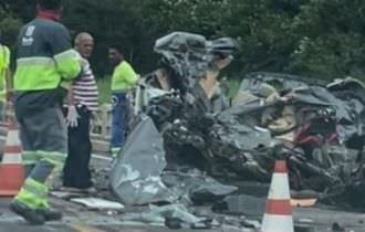 Vídeo mostra madrasta e enteado mortos desviando de motorista que fazia ultrapassagem proibida