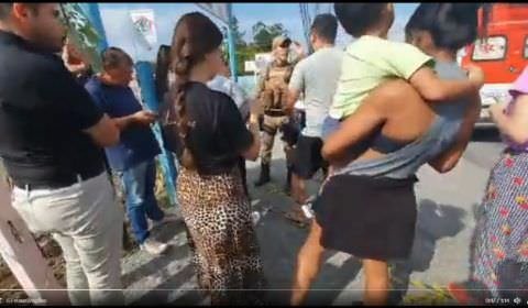 Vídeo mostra pais apreensivos esperando filhos em creche onde homem matou bebês a machadadas