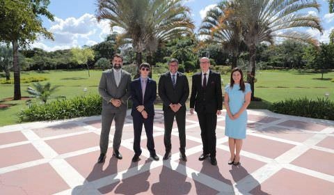 Wilson Lima reúne com embaixador da Áustria para tratar de parcerias voltadas para energia renováveis