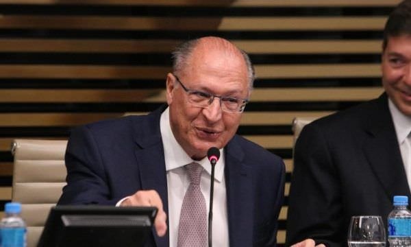 Alckmin defende reforma politica e diz ser 'absurdo' Brasil ter 31 partidos