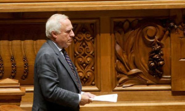 Antigo líder parlamentar do PSD lamenta revisão constitucional à boleia do Chega e pede "revisão a sério"