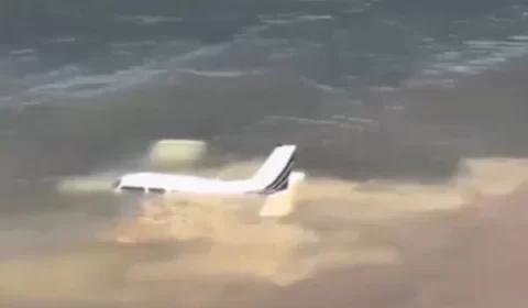 Avião faz pouso de emergência no mar após pane no sistema
