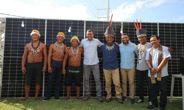 Brilha Amazonas: Wilson Lima entrega placas de energia solar a comunidades indígenas do Rio Negro
