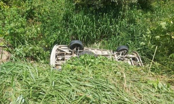 Kombi com quatro crianças capota em Manaus.