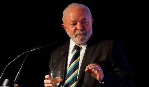 Lula embarca para Londres, mudanças no Marco do Saneamento e mais de 4 de maio