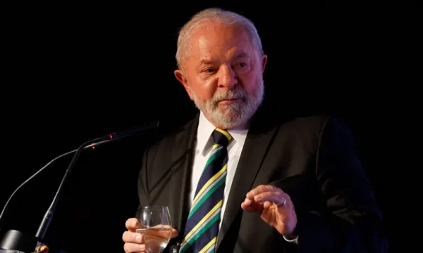 Lula embarca para Londres, mudanças no Marco do Saneamento e mais de 4 de maio