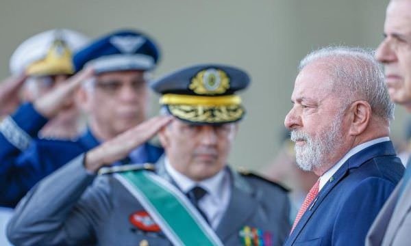 Lula muda lideranças das Forças Armadas e tira irmão da CPI do MST de cargo