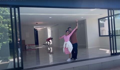 Mariely Santos, uma das Gêmeas Lacração, mostra nova mansão, com piscina, banheira e três closets
