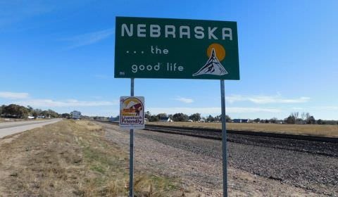 Nebrasca promulga lei que restringe aborto e cuidados médicos a menores transgénero