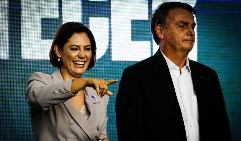 PF identificou depósitos em dinheiro vivo de Cid para Michelle Bolsonaro