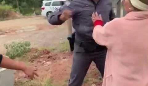 Policiais agridem idosa de 70 anos e homem; vídeo