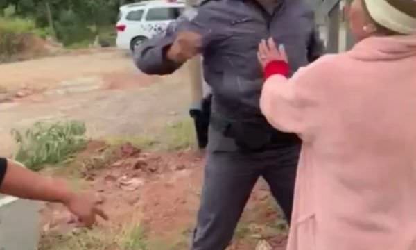 Policiais agridem idosa de 70 anos e homem; vídeo