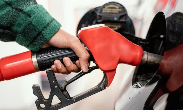 Preços de gasolina (-3,26%), etanol (-3,49%) e diesel (-3,67%) caem na quarta semana de maio, diz ValeCard