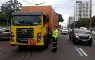 Prefeitura intensifica fiscalização em caminhões na zona máxima de restrição para garantir segurança viária de Manaus