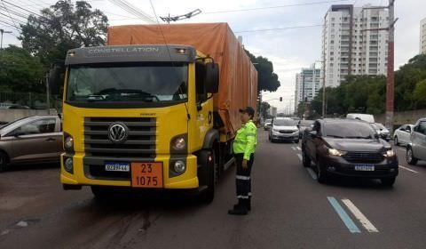 Prefeitura intensifica fiscalização em caminhões na zona máxima de restrição para garantir segurança viária de Manaus