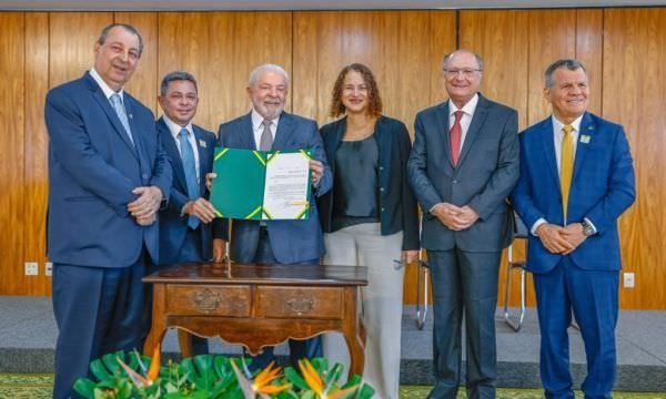 Senador Omar propõe destinar percentual de P&D pago por indústrias em Manaus para aumentar orçamento do novo CBA